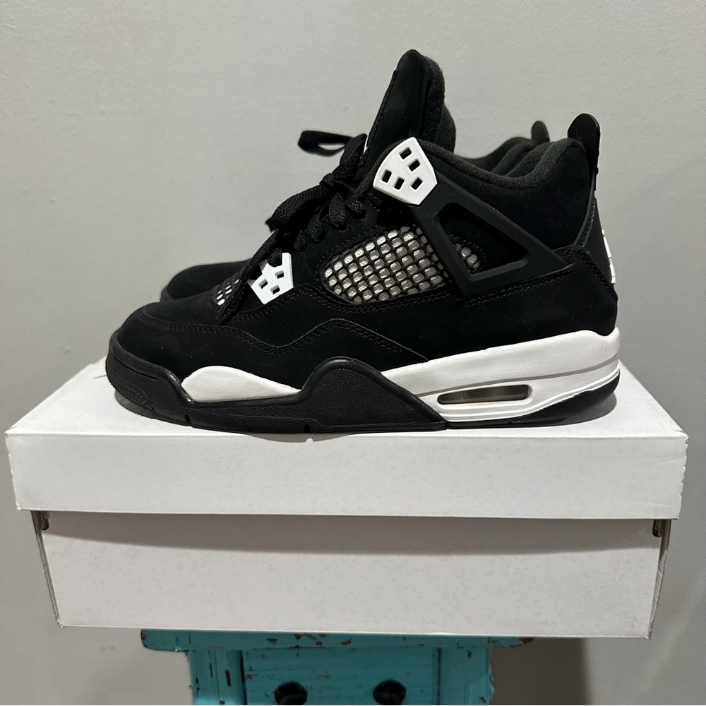 Air Jordan 4 Retro White Thunder Size 6 Youth